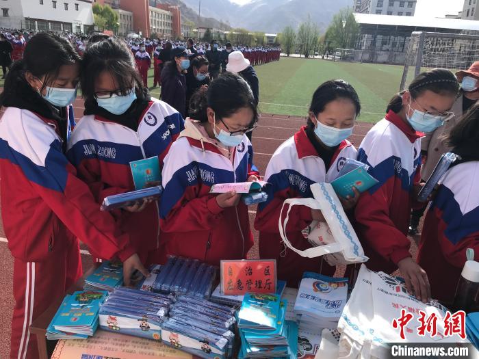 圖為西藏自治區(qū)應(yīng)急管理廳在學(xué)校開(kāi)展安全生產(chǎn)宣傳(資料圖)。西藏自治區(qū)應(yīng)急管理廳 供圖