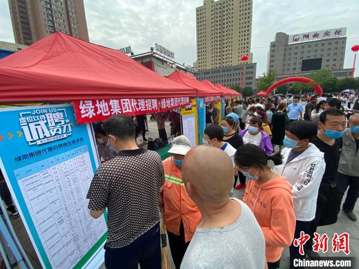 一些知名企業(yè)展臺(tái)前，投遞簡(jiǎn)歷、咨詢就業(yè)的人絡(luò)繹不絕?！∏愊?攝