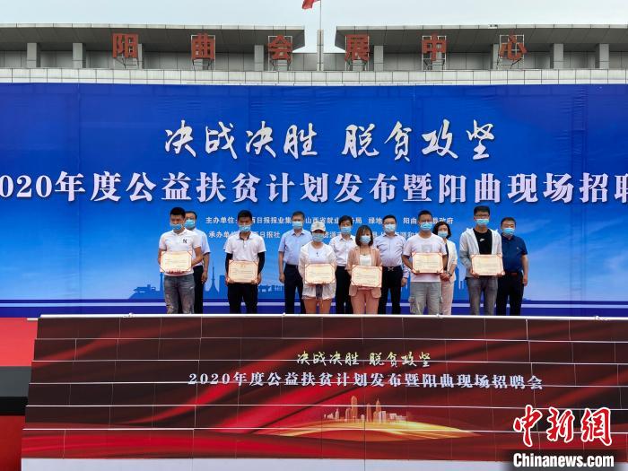 在現(xiàn)場(chǎng)，綠地集團(tuán)與困難就業(yè)群體就業(yè)代表簽署勞務(wù)合同，并為首批6名就業(yè)代表頒發(fā)上崗證書(shū)?！∏愊?攝