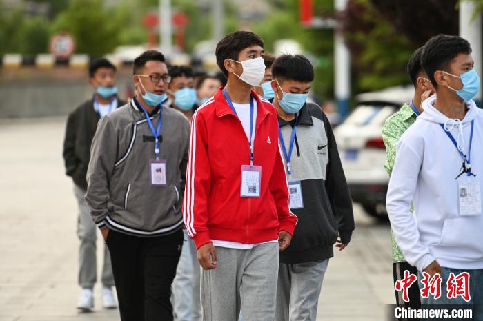 7月7日，考生在拉薩三高考點(diǎn)外有序排隊，等待進(jìn)入考場?！『闻罾?攝