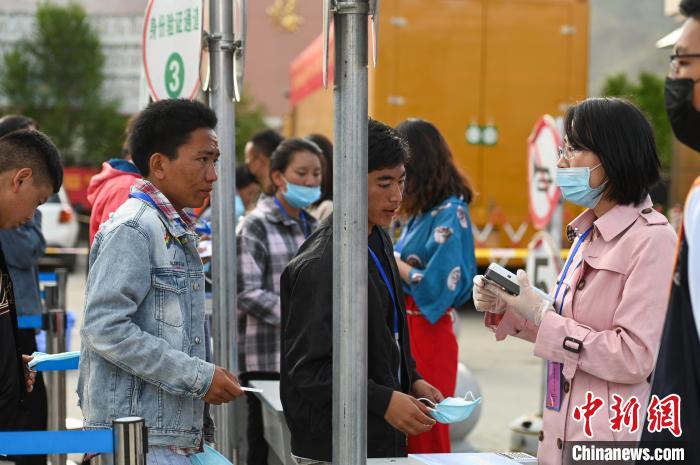 7月7日，考生在拉薩三高考點(diǎn)外進(jìn)行身份證件核驗(yàn)?！『闻罾?攝
