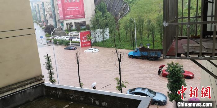 圖為重慶萬州城區(qū)積水嚴(yán)重?！≈貞c萬州區(qū)委宣傳部供圖 攝