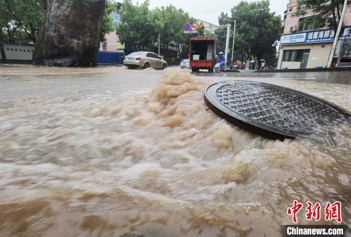 圖為重慶萬州城區(qū)積水嚴(yán)重?！≈貞c萬州區(qū)委宣傳部供圖 攝