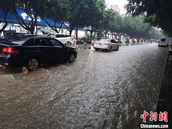 圖為重慶萬州城區(qū)積水嚴(yán)重?！≈貞c萬州區(qū)委宣傳部供圖 攝