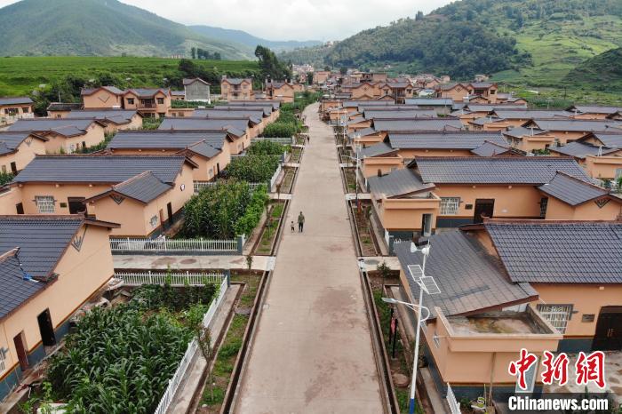 平坦的水泥路從村民居住區(qū)穿過?！埨?攝