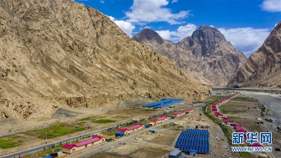 （新華全媒頭條·圖文互動）（6）旗引天山南北　譜寫發(fā)展新篇——以習近平同志為核心的黨中央關心新疆工作紀實