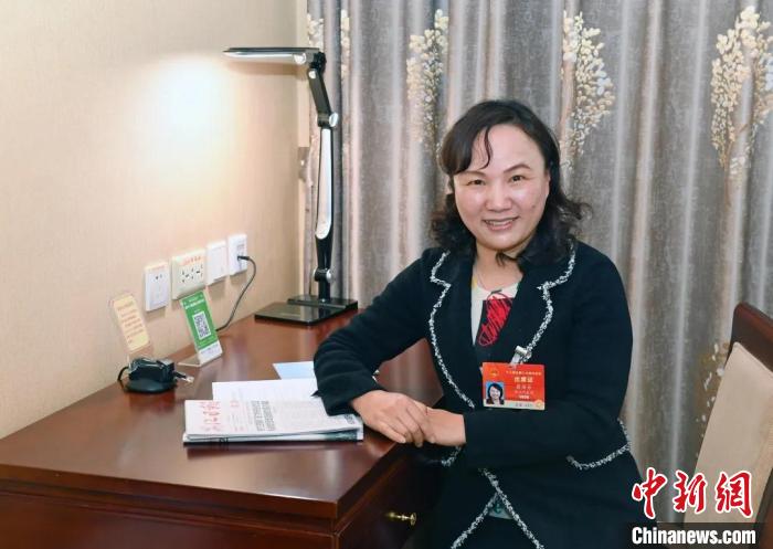 全國人大代表，浙江省臺州市椒江區(qū)大陳實驗學校校長、黨支部書記翁麗芬 蔡榮章 攝