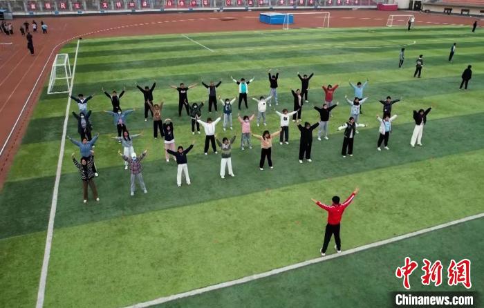 寧夏大學(xué)校園內(nèi)，學(xué)生跟隨老師練習(xí)八段錦。 謝宇 攝