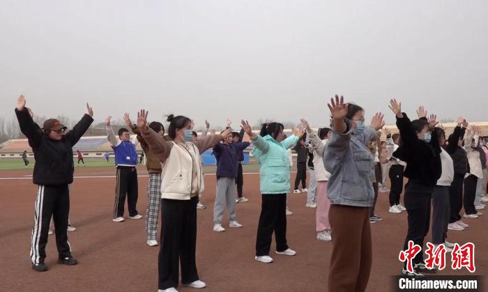 寧夏大學(xué)校園內(nèi)，學(xué)生練習(xí)八段錦。 謝宇 攝