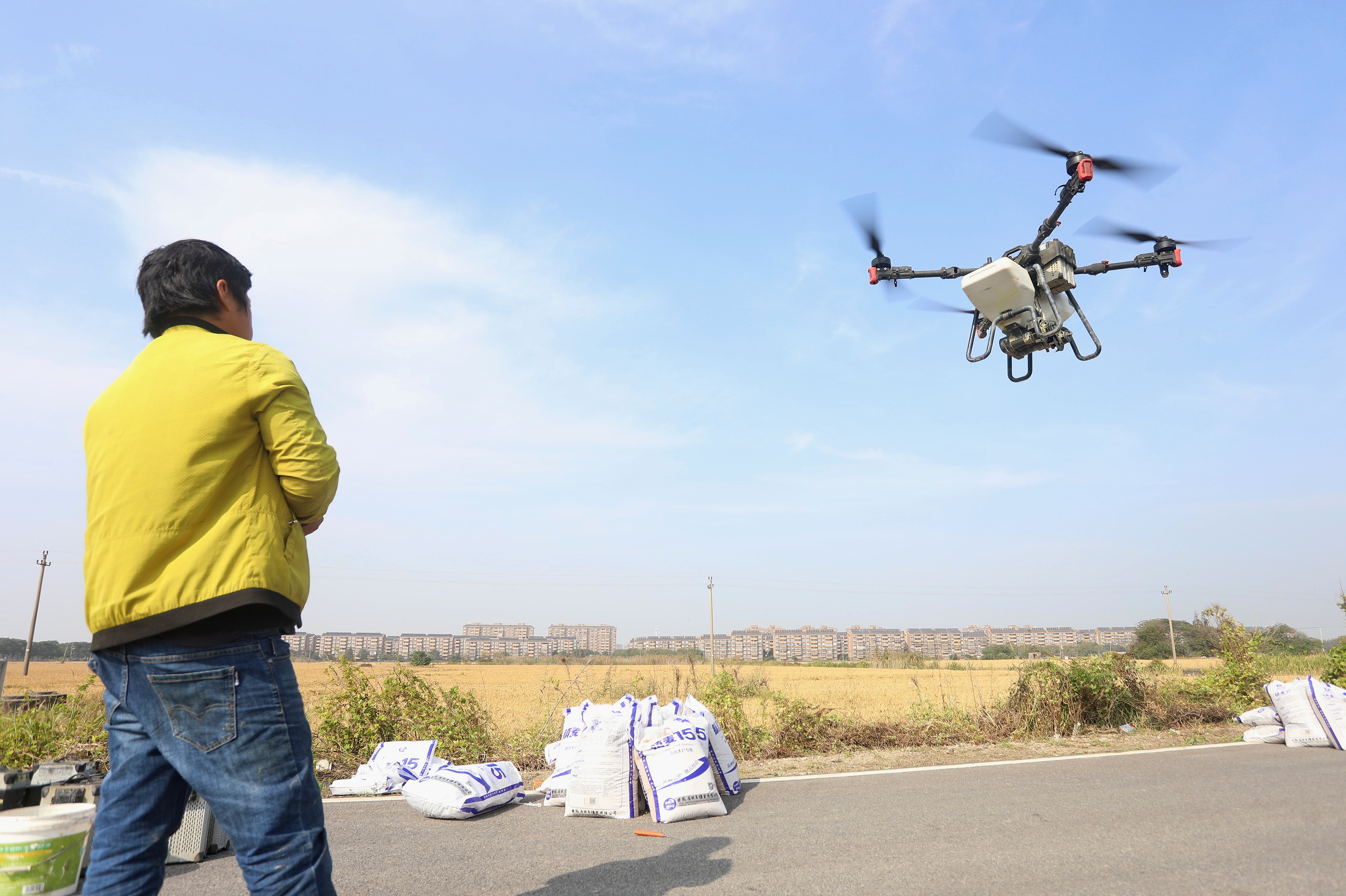 2023年11月15日，浙江嘉興，南湖區(qū)七星街道一處農(nóng)田里，農(nóng)民操縱無人機(jī)進(jìn)行冬小麥飛播。