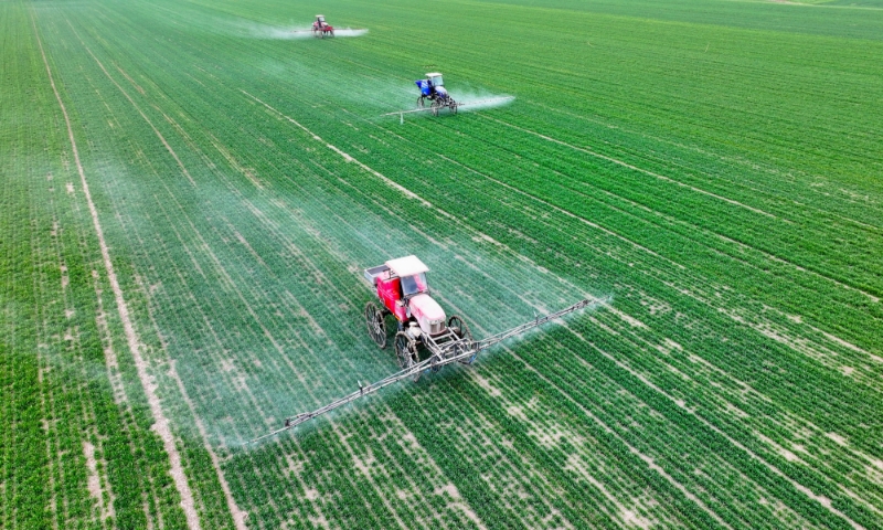 2024年2月18日，安徽省亳州市，利辛縣紀(jì)王場鄉(xiāng)孫老家村麥田，農(nóng)民駕駛自走式高桿噴霧機(jī)對小麥進(jìn)行噴藥作業(yè)。