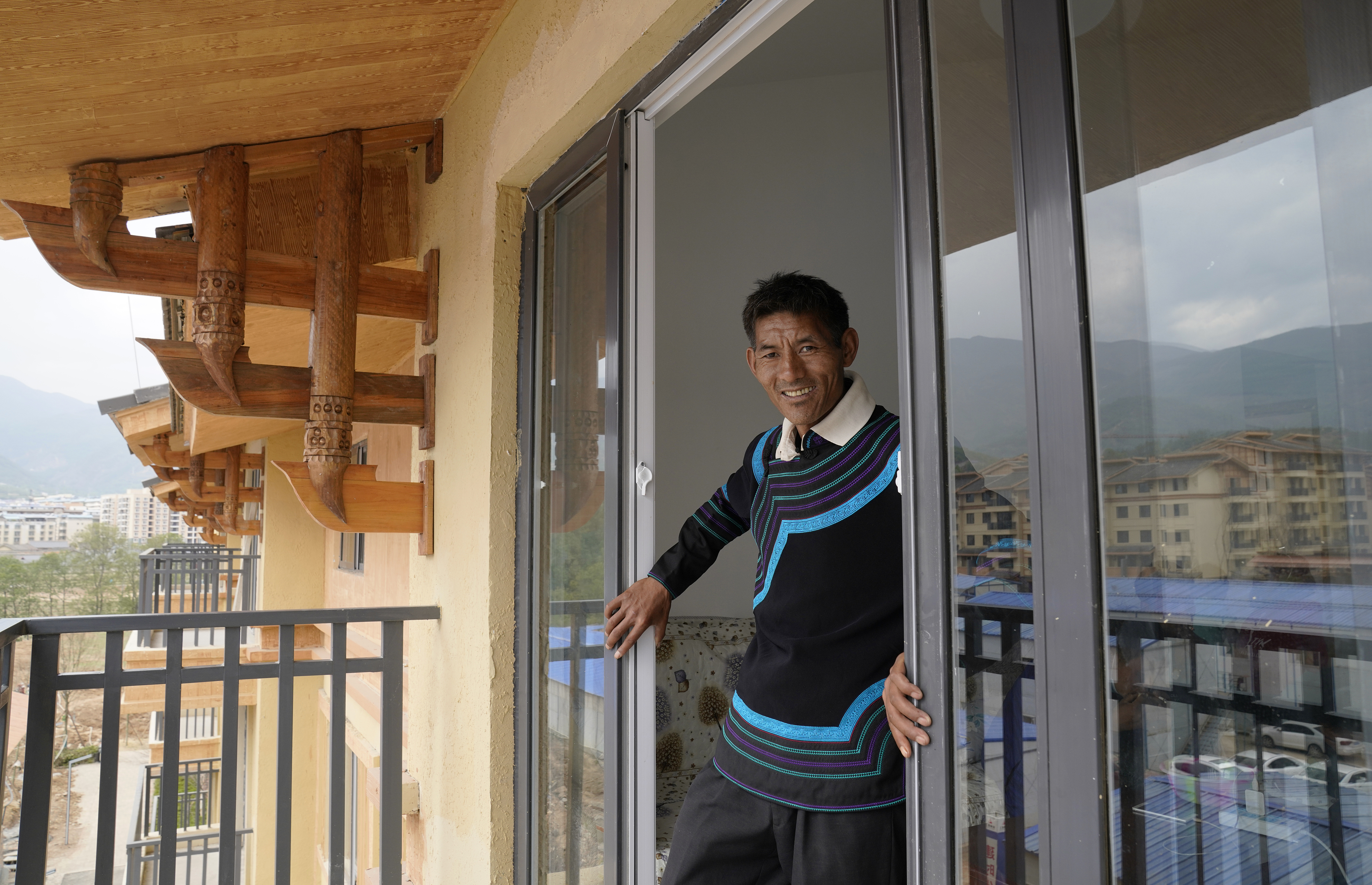 2020年5月14日，四川涼山彝族自治州昭覺縣，“懸崖村”村村民某色伍哈入住新房。